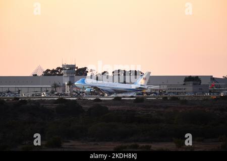 La Force aérienne 1 débarque au MCAS Miramar à San Diego, en Californie, avec le président Joe Biden à bord. Banque D'Images