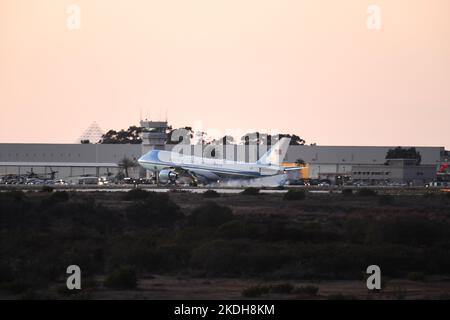 La Force aérienne 1 débarque au MCAS Miramar à San Diego, en Californie, avec le président Joe Biden à bord. Banque D'Images