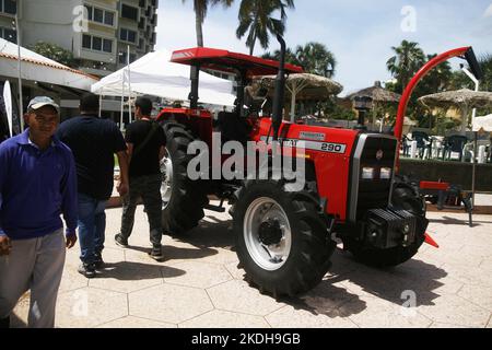 Avec la participation de plus de 70 entreprises de l'élevage, des moutons, de la chèvre, de l'agriculture, du commerce, Les secteurs du matériel et de l'automobile, ils se sont réunis dans les installations de l'Hôtel Tibisay del Lago, ce dimanche, 6 novembre 2022, dans la ville de Maracaibo, au Venezuela. La Fédération nationale des éleveurs de bétail (Fedenaga) et la Fédération des éleveurs de bétail du bassin du lac Maracaibo (Fegalago) ont organisé cette Expo Livestock Congress. Les potentialités productives à développer dans le secteur privé de l'élevage espèrent anticiper la crise et surmonter les obstacles et les défis actuels Banque D'Images