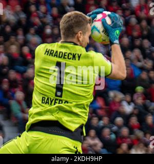 Leverkusen, Rhénanie-du-Nord-Westphalie, Allemagne. 6th novembre 2022. LUKAS HRADECKY, gardien de but de Bayer Leverkusen (1), saisit une tentative de croix dans le match Bayer Leverkusen contre Union Berlin Bundesliga à la BayArena de Leverkusen, en Allemagne, sur 6 novembre 2022. (Image de crédit : © Kai Dambach/ZUMA Press Wire) Banque D'Images