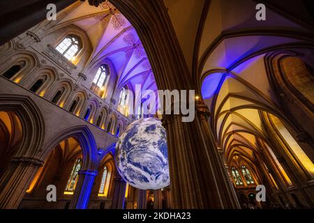 Installation de la terre de Gaia par l'artiste Luke Jerram à la cathédrale de Wells dans le Somerset. Banque D'Images