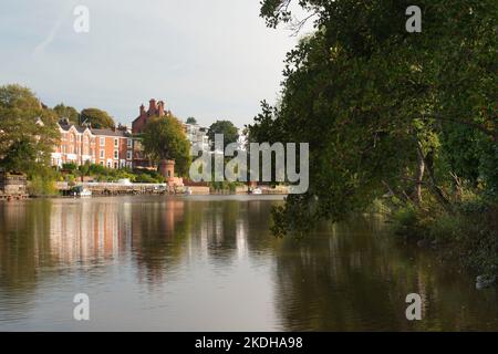 Une vue des Meadows à Chester en regardant de l'autre côté de la rivière Dee vers les maisons et les amarres à Deva Terrace Banque D'Images