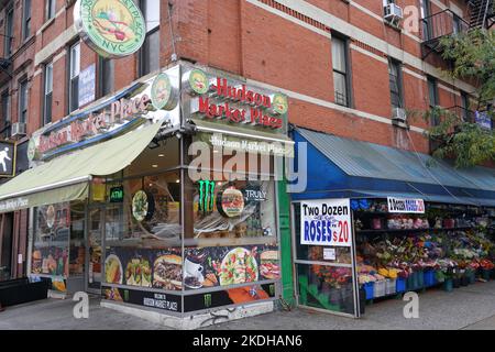 New York, NY - octobre 2022 : une épicerie traditionnelle et colorée indépendante de New York dans le quartier de Gritty Hell's Kitchen sur 9th Avenue Banque D'Images