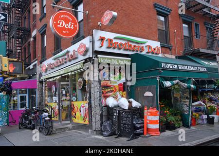 New York, NY - octobre 2022 : un traiteur New York traditionnel et coloré dans le quartier de la cuisine de l'Enfer sur 9th Avenue Banque D'Images