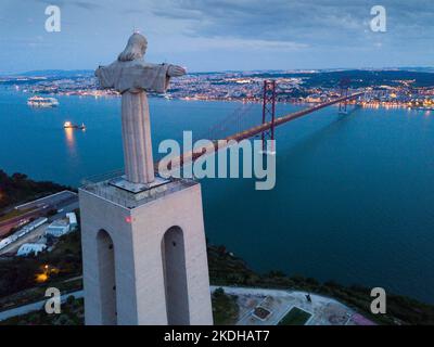 25 Pont de Abril, sanctuaire Christ King et Lisbonne à l'aube Banque D'Images
