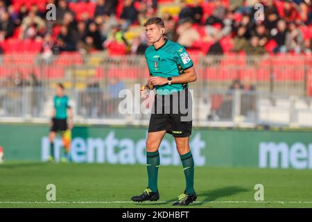 Monza, Italie. 06th novembre 2022. Arbitre Francesco Cosso vu pendant la série Un match de football 2022/23 entre AC Monza et Hellas Verona FC à U-Power Stadium.final score; AC Monza 2:0 Hellas Verona Credit: SOPA Images Limited/Alay Live News Banque D'Images