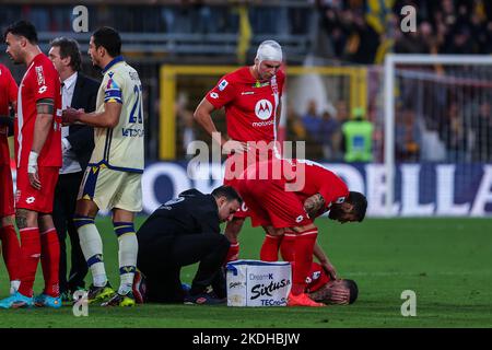 Monza, Italie. 06th novembre 2022. Stefano Sensi d'AC Monza blessé pendant la série Un match de football 2022/23 entre AC Monza et Hellas Verona FC au U-Power Stadium.final score; AC Monza 2:0 Hellas Verona crédit: SOPA Images Limited/Alay Live News Banque D'Images