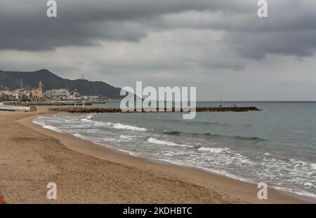 Plage vide Sitges, Catalunya, Espagne en hiver avec le ciel couvert Banque D'Images