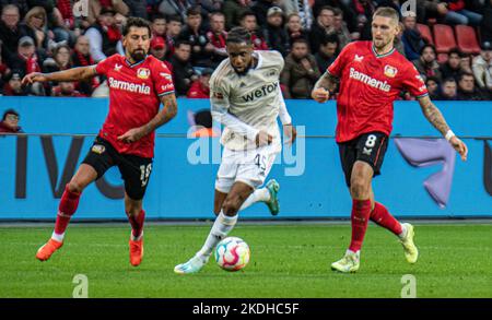 Leverkusen, Rhénanie-du-Nord-Westphalie, Allemagne. 6th novembre 2022. Union Berlin Forward THEOSON-JORDAN SIEBATCHEU (45, au centre) passe devant les joueurs de Bayer Leverkusen KEREM DEMIRBAY (10, à gauche) et ROBERT ANDRICH (8, à droite) dans le match Bayer Leverkusen contre Union Berlin Bundesliga à la BayArena de Leverkusen, en Allemagne, sur 6 novembre 2022. (Image de crédit : © Kai Dambach/ZUMA Press Wire) Banque D'Images