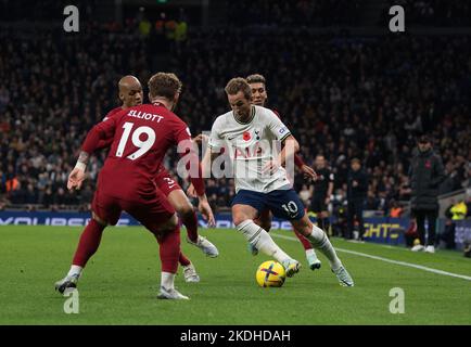 Londres, Royaume-Uni. 06th novembre 2022. Harry Kane de Tottenham Hotspur lutte pour le bal avec Fabinho et Harvey Elliot de Liverpool. Premier League Match, Tottenham Hotspur v Liverpool au Tottenham Hotspur Stadium de Londres, le dimanche 6th novembre 2022. Cette image ne peut être utilisée qu'à des fins éditoriales. Utilisation éditoriale uniquement, licence requise pour une utilisation commerciale. Aucune utilisation dans les Paris, les jeux ou les publications d'un seul club/ligue/joueur. photo de Sandra Mailer/Andrew Orchard sports Photography/Alamy Live News crédit: Andrew Orchard sports Photography/Alamy Live News Banque D'Images