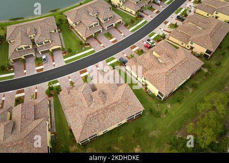 Vue de dessus de maisons résidentielles densément construites dans des clubs fermés de vie dans le sud de la Floride. Les maisons de rêve américaines sont un exemple d'immobilier Banque D'Images