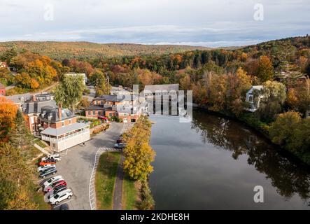 Quechee, VT - 5 octobre 2022 : restaurant Simon Pearce et pont couvert de Quechee dans le Vermont Banque D'Images