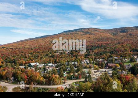 Jefferson, VT - 4 octobre 2022 : panorama aérien des passeurs Notch vacances et station de ski à l'automne Banque D'Images