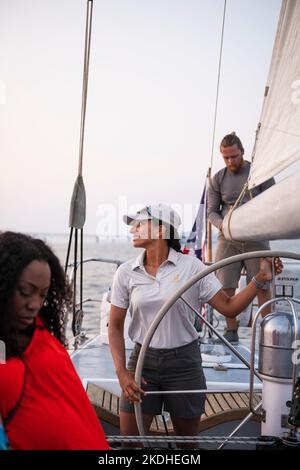 Capitaine Shivani Sood sur Newport voile charte Patrimoine 12M Banque D'Images