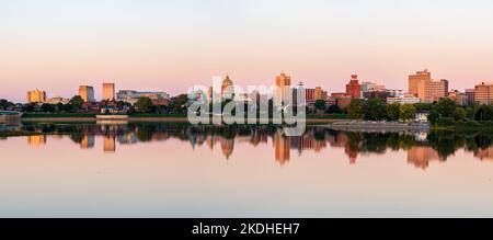 Harrisburg, PA - 9 octobre 2022 : Panorama du paysage urbain de Harrisburg en Pennsylvanie Banque D'Images