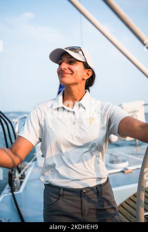 Fier capitaine Shivani Sood sur Newport voile charte Patrimoine 12M Banque D'Images