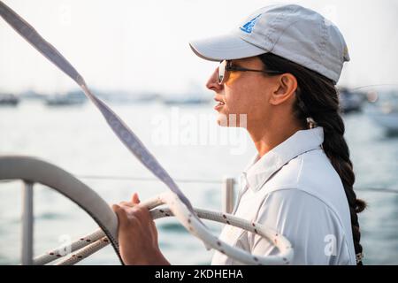 Capitaine Shivani Sood sur Newport voile charte Patrimoine 12M Banque D'Images