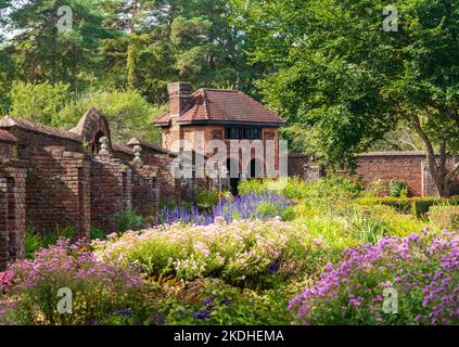 Fort Ticonderoga, NY - 30 septembre 2022 : jardin clos et petite maison à fort Ticonderoga, État de New York Banque D'Images