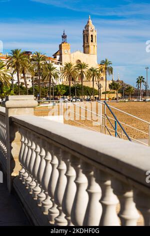 Rive de Sitges donnant sur la plage et l'église, Catalogne, Espagne Banque D'Images