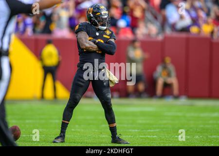 Landover, Maryland, États-Unis. 6th novembre 2022. La sécurité des Washington Commanders Bobby McCain (20) réagit après avoir brisé une passe lors du match de la NFL entre les Minnesota Vikings et les Washington Commanders à Landover, MD. Reggie Hildred/CSM/Alamy Live News Banque D'Images