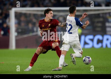 RomaÕs milieu de terrain italien Nicolo Zaniolo défis pour le ballon avec LazioÕs milieu de terrain italien Danilo Cataldi pendant la série Un match de football entre AS Roma et ss lazio au stade Olimpico Rome, centre Italie, sur 06 novembre 2022. Banque D'Images