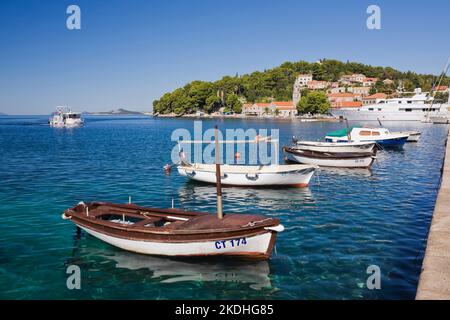 Petits bateaux de pêche amarrés dans le port de Cavtat, région de Dalmatie, Croatie. Banque D'Images