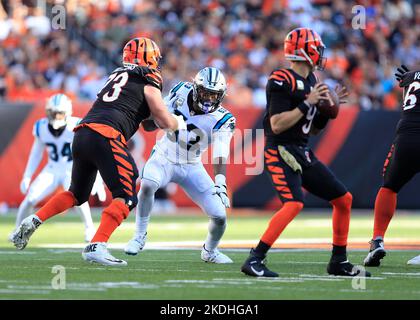 Cincinnati, Ohio, États-Unis. 6th novembre 2022. Brian Burns (53) des Carolina Panthers pendant LA SEMAINE 9 de la saison régulière de la NFL entre les Carolina Panthers et les Cincinnati Bengals à Cincinnati, Ohio. JP Waldron/Cal Sport Media/Alamy Live News Banque D'Images