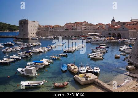 Petits bateaux, bateaux de plaisance et yachts amarrés dans le port de la vieille ville fortifiée de Dubrovnik, région de Dalmatie, Croatie. Banque D'Images