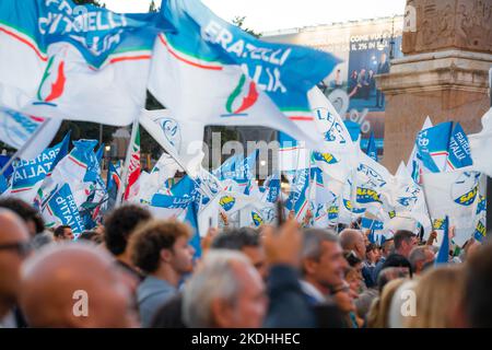 Les partisans italiens de l'alliance de droite participent à un rassemblement de clôture à Rome Banque D'Images