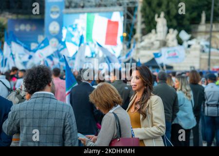 Les partisans italiens de l'alliance de droite participent à un rassemblement de clôture à Rome Banque D'Images