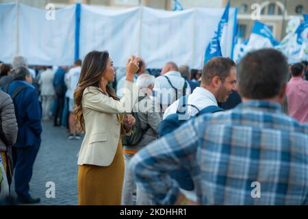 Les partisans italiens de l'alliance de droite participent à un rassemblement de clôture à Rome Banque D'Images