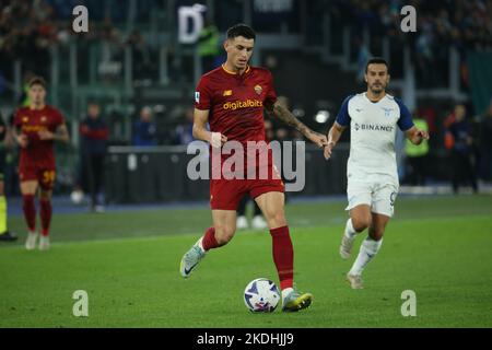 Rome, Italie. 6th novembre 2022. Roger Ibanez (Roma) en action pendant la série Un match entre AS Roma et SS Lazio au Stadio Olimpico sur 06 novembre 2022 à Rome, Italie. (Credit image: © Giuseppe Fama/Pacific Press via ZUMA Press Wire) Banque D'Images