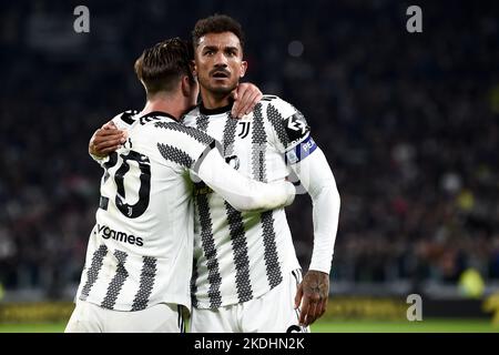 Turin, Italie. 06 novembre 2022. Danilo Luiz da Silva de Juventus FC fête avec Fabio Miretti de Juventus FC après avoir remporté un but plus tard refusé par VAR pendant la série Un match de football entre Juventus FC et FC Internazionale. Credit: Nicolò Campo/Alay Live News Banque D'Images