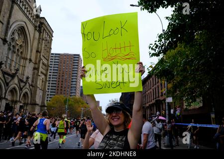 Brooklyn, NY, États-Unis. 6th novembre 2022. Coureurs et applaudissent au mile 8 à Brooklyn pendant le marathon de New York 2022 crédit : Katie Godowski/Media Punch/Alamy Live News Banque D'Images