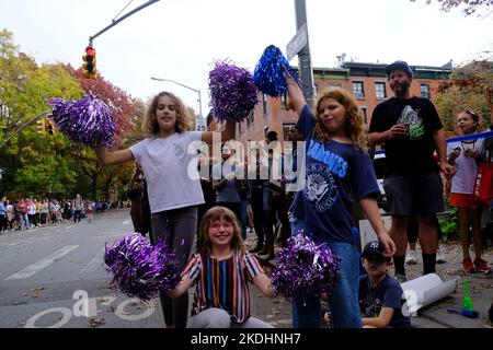 Brooklyn, NY, États-Unis. 6th novembre 2022. Coureurs et applaudissent au mile 8 à Brooklyn pendant le marathon de New York 2022 crédit : Katie Godowski/Media Punch/Alamy Live News Banque D'Images