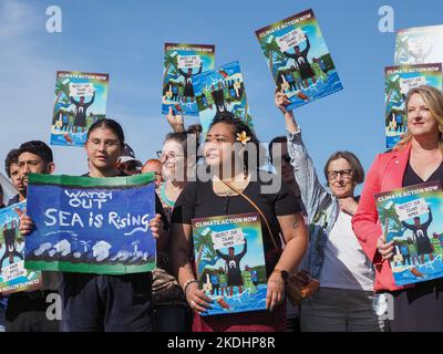 Les insulaires du détroit de Torres se réunissent à l'extérieur du Parlement à l'occasion de l'ouverture de l'année COP27 pour raconter leurs histoires et demander au gouvernement australien de prendre des mesures pour limiter les émissions à l'objectif de 1,5 degrés convenu dans le cadre de l'Accord de Paris crédit : Leo Bild/Alay Live News Banque D'Images