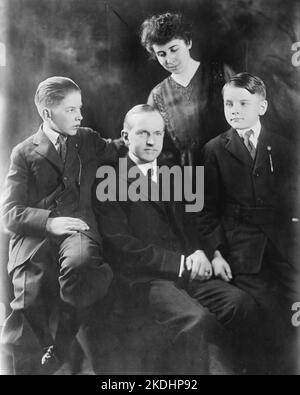 Coolidge avec sa famille - sa femme Grace et ses deux fils John (à gauche) et Calvin Jr. Calvin Jr devait mourir à 16 ans, du sepsis et de l'empoisonnement sanguin suite à une infection dans une plaquette sur ses orteils qu'il a obtenu de jouer au tennis sans chaussettes dessus. Le président Coolidge ne s'est jamais pardonné pour la mort de son plus jeune fils. Banque D'Images