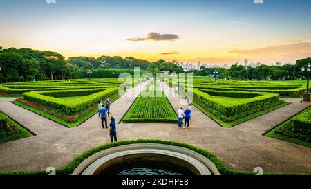 Curitiba, Brésil, 20 janvier 2022: Les gens apprécient la soirée dans le jardin botanique de Curitiba. Banque D'Images