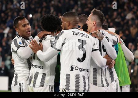 Turin, Italie. 6th novembre 2022. Danilo de Juventus fête avec ses coéquipiers avant que son but ne soit refusé par l'arbitre Daniele Doveri après une consultation avec le VARial pendant le match série A à l'Allianz Stadium de Turin. Crédit photo à lire: Jonathan Moscrop/Sportimage crédit: Sportimage/Alay Live News Banque D'Images