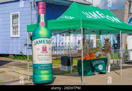 NOUVELLE-ORLÉANS, LA, États-Unis - 6 NOVEMBRE 2022 : grande bouteille gonflable Jameson Irish Whiskey et tente dans la rue au Oak Street po-Boy Festival Banque D'Images