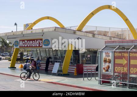 Vue extérieure du plus ancien McDonald's restant à Downey, Californie, à l'extérieur de Los Angeles, vue mardi, 10 mai 2022. Banque D'Images