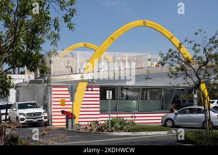 Vue extérieure du plus ancien McDonald's restant à Downey, Californie, à l'extérieur de Los Angeles, vue mardi, 10 mai 2022. Banque D'Images