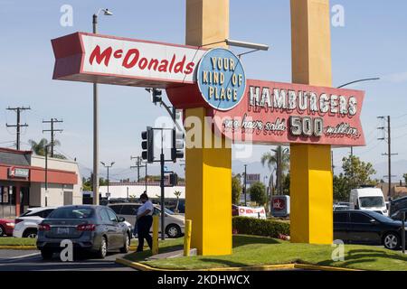 Le panneau devant le plus ancien restaurant McDonald's qui se trouve à Downey, Californie, à l'extérieur de Los Angeles, vu mardi, 10 mai 2022. Banque D'Images