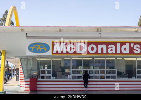 Vue de face du plus ancien restaurant McDonald's qui se trouve à Downey, Californie, à l'extérieur de Los Angeles, vu mardi, 10 mai 2022. Banque D'Images