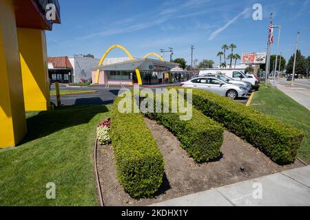 Vue extérieure du plus ancien McDonald's restant à Downey, Californie, à l'extérieur de Los Angeles, vue mardi, 10 mai 2022. Banque D'Images