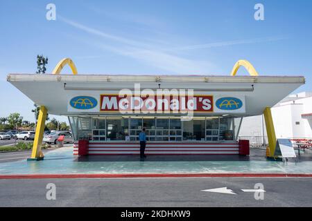 Vue de face du plus ancien restaurant McDonald's qui se trouve à Downey, Californie, à l'extérieur de Los Angeles, vu mardi, 10 mai 2022. Banque D'Images