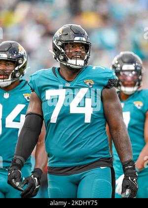 Jacksonville, Floride, États-Unis. 06th novembre 2022. 6 novembre 2022 : les jaguars de Jacksonville s'attaquent à Cam Robinson (74) lors d'un match contre les Raiderson de Las Vegas à Jacksonville, Floride. Roméo T Guzman/CSM. Crédit : CAL Sport Media/Alay Live News Banque D'Images