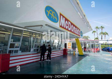 Vue extérieure du plus ancien McDonald's restant à Downey, Californie, à l'extérieur de Los Angeles, vue mardi, 10 mai 2022. Banque D'Images