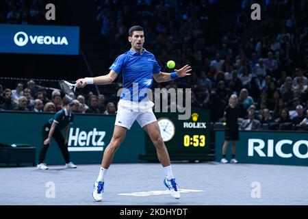 Paris, France. 06th novembre 2022. Novak Djokovic de Serbie lors de la finale contre Holger Rune (non vu) des Rolex Paris Masters, tournoi ATP Masters 1000 tennis, sur 6 novembre 2022 à l'aréna Accor à Paris, France. Photo de Victor Joly/ABACAPRESS.COM crédit: Victor Joly/Alay Live News Banque D'Images