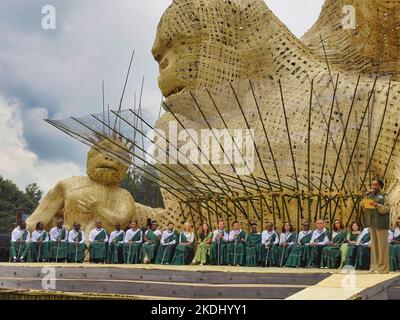 Kinigi, Rwanda 2nd septembre 2022 célébrités invités assis avant de nommer un bébé gorille lors de la 18th cérémonie annuelle rwandaise de dénomination de bébé Gorilla ÒKwita IzinaÓ Banque D'Images